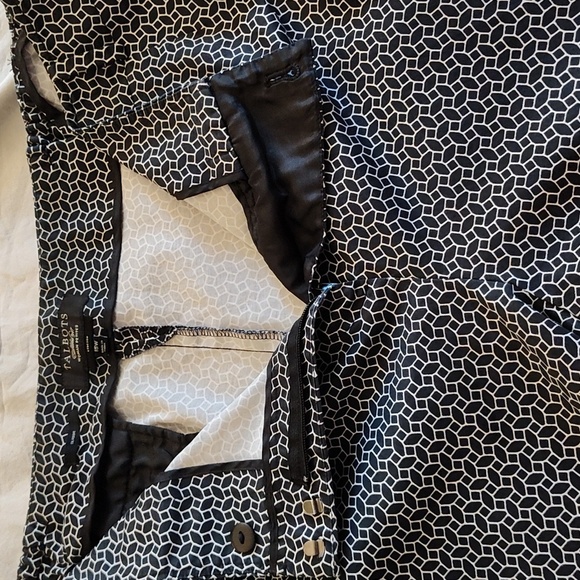 Talbot's Capri Pants Size 18P Zip Front Classic Black & White Geometric Print - Picture 5 of 12